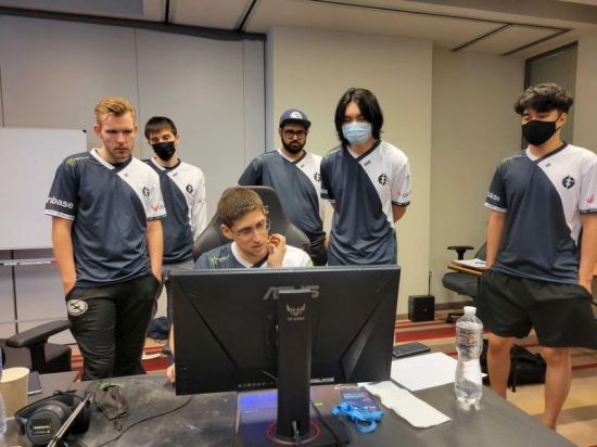 周杰伦电竞战队欠薪风波引发争议